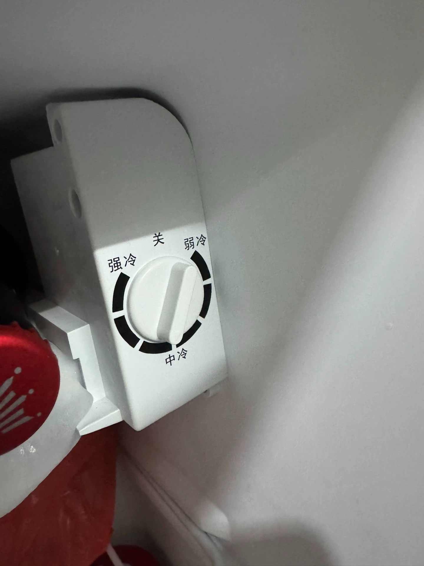 闲置出一个宿舍用小冰箱mini型，个人用很适合，出租房用也很好美的品牌，型号bc-45M 原价好像五百多，现在200出没任何问题，二手物品图一有几个小点磕碰仔细